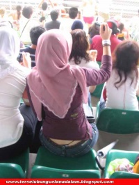 Jilbab-dan-g-string1 2